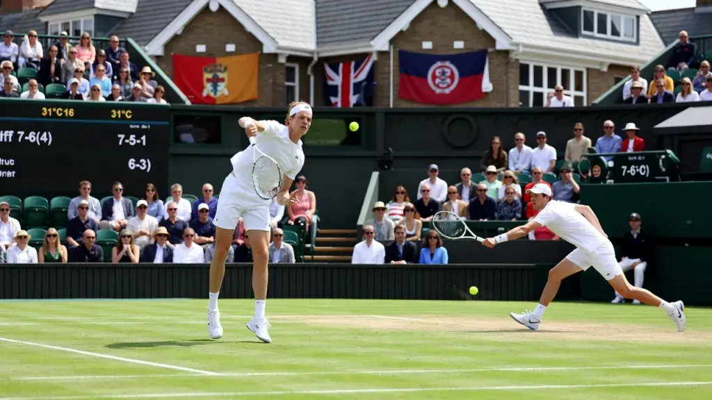 Sinner domina com o saque e avança às semifinais de Wimbledon sob calor intenso